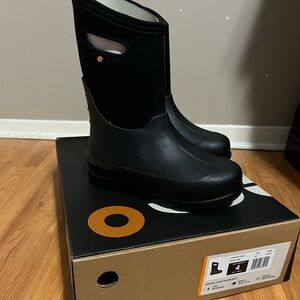Boys/girls bogg boots size youth 4